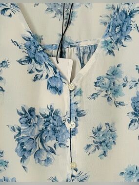 White w/ Blue Floral V-neck Button Front Blouse Size L Chelsea & Theodore